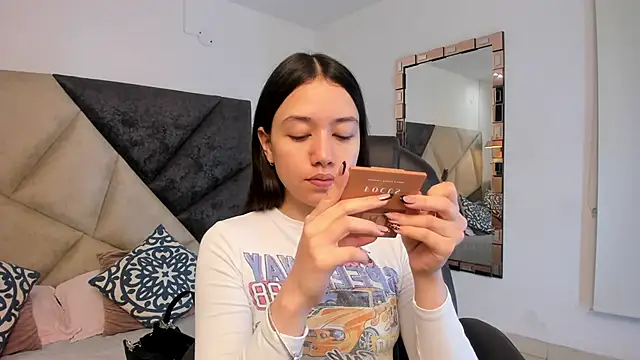 SaraWagner  online show from 25, 10, 2025