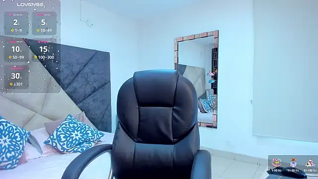 SaraWagner  online show from 13, 10, 2025