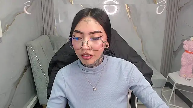 Ashley Blum v online show from 29, 11, 2025