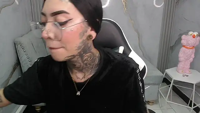 Ashley Blum v online show from 28, 11, 2025