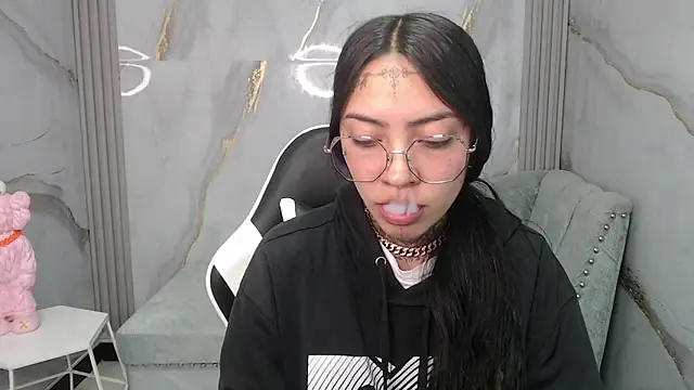 Ashley Blum v online show from 12, 11, 2025