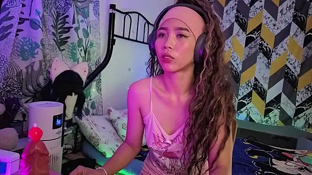 Snapshot of BadLilBambi chatting on 12, 9, 2025 BadLilBambi online show from 12, 9, 2025