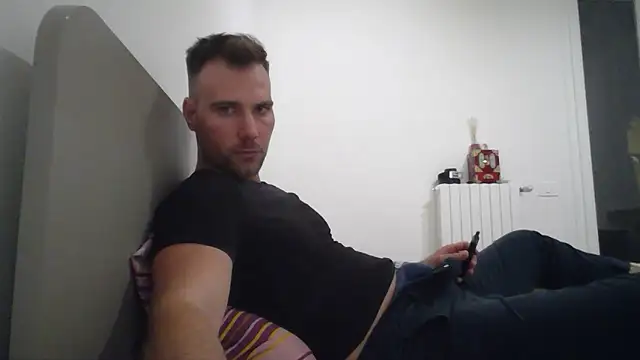 Snapshot of mrlyuis chatting on 10, 9, 2025 mrlyuis online show from 10, 9, 2025