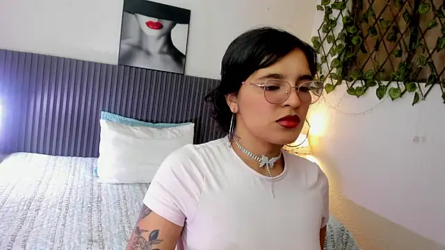 Saraah Dark online show from 2, 10, 2025