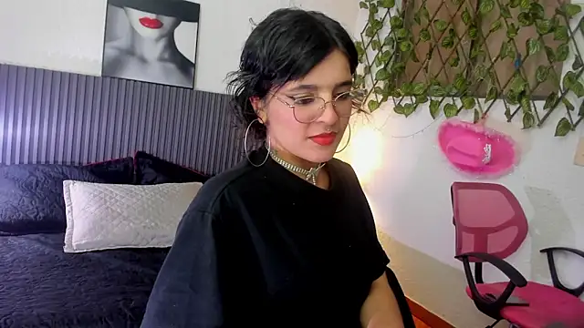 Saraah Dark online show from 29, 9, 2025