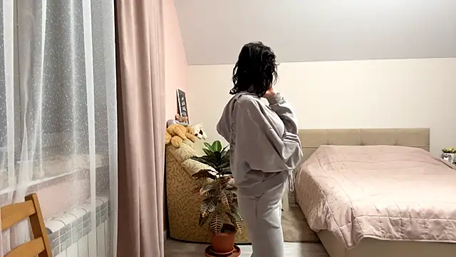 KellySayli online show from 5, 10, 2025