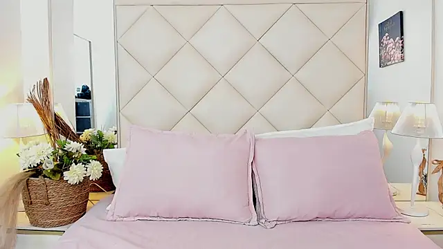 LuciaBenett  online show from 22, 2, 2026