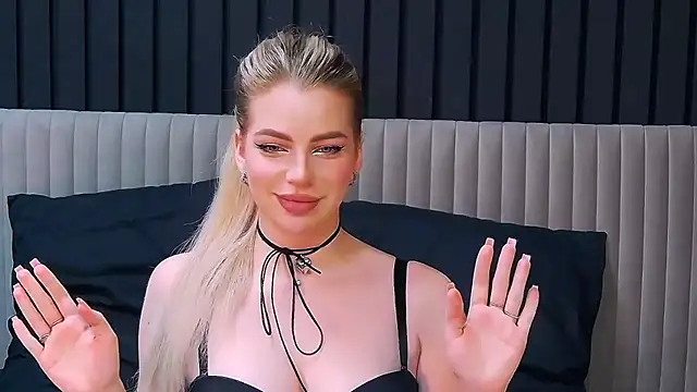 Snapshot of MilanaCeleste chatting on 12, 11, 2025 MilanaCeleste online show from 12, 11, 2025