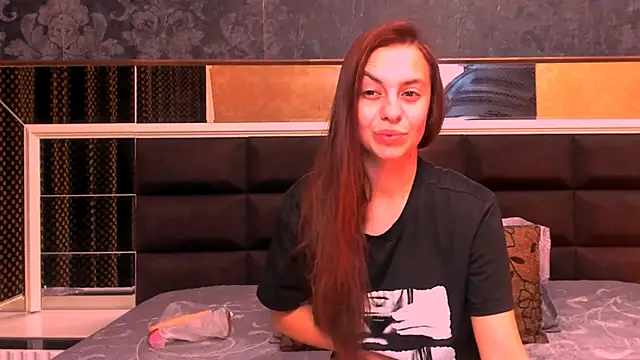 Snapshot of MillieTinny chatting on 8, 11, 2025 MillieTinny online show from 8, 11, 2025