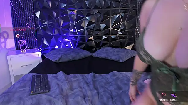 chloegils  online show from 14, 12, 2025