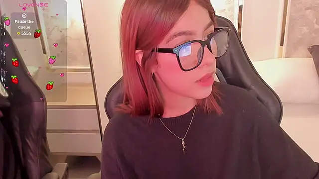 doll eyees  online show from 8, 10, 2025