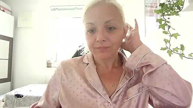 Linsy Kim online show from 13, 9, 2025