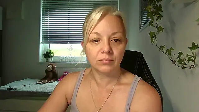 Linsy Kim online show from 9, 11, 2025