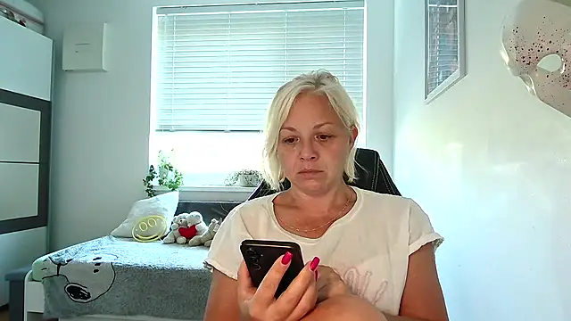 Linsy Kim online show from 20, 9, 2025