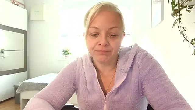 Linsy Kim online show from 19, 10, 2025