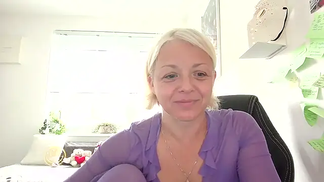 Linsy Kim online show from 17, 9, 2025