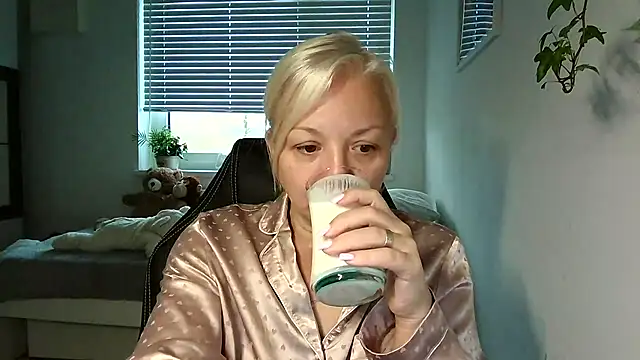 Linsy Kim online show from 15, 11, 2025