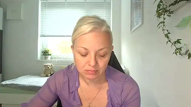 Linsy Kim online show from 15, 10, 2025