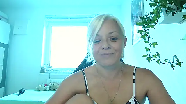 Linsy Kim online show from 12, 9, 2025