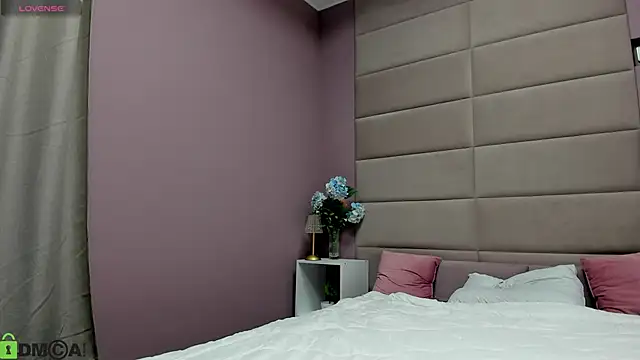 Adeline Perle online show from 14, 11, 2025