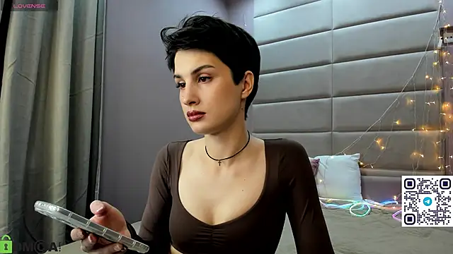 Adeline Perle online show from 26, 10, 2025