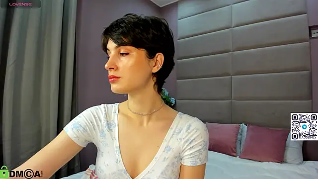 Adeline Perle online show from 3, 10, 2025