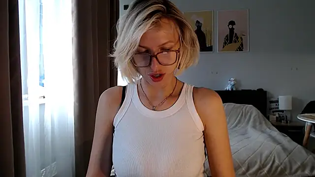 Snapshot of VivianCoke chatting on 18, 5, 2026 VivianCoke online show from 18, 5, 2026