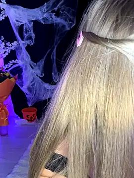 AubrieleRouj1 online show from 28, 10, 2025