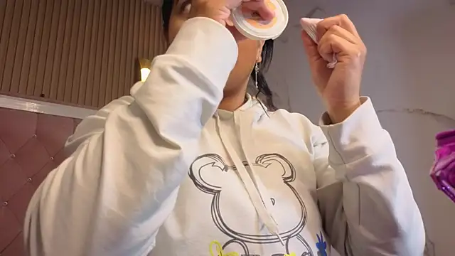 Snapshot of Victoria_b_ chatting on 8, 11, 2025 Victoria b online show from 8, 11, 2025