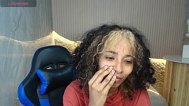 Snapshot of Agnis_ink_r chatting on 8, 11, 2025 Agnis ink r online show from 8, 11, 2025