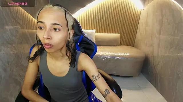 Snapshot of Agnis_ink_r chatting on 8, 10, 2025 Agnis ink r online show from 8, 10, 2025