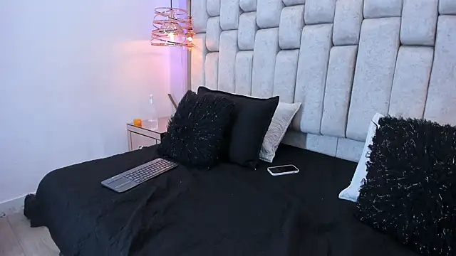 REINA ADAHARA online show from 12, 4, 2026