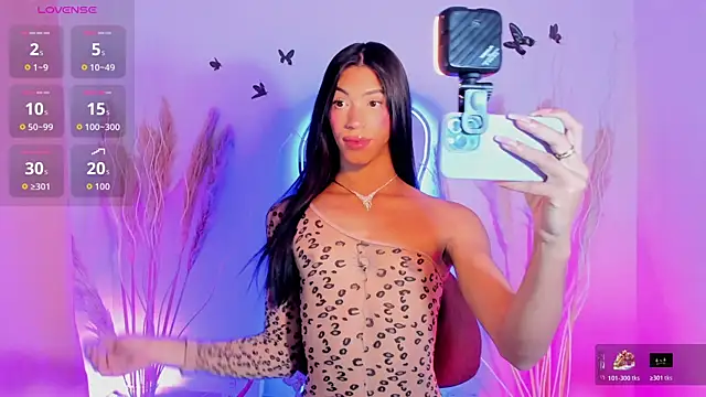 REINA ADAHARA online show from 8, 11, 2025