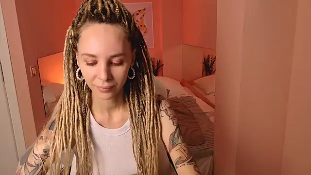 MiaGraham1 online show from 6, 11, 2025