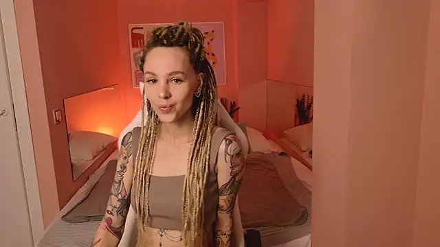 MiaGraham1 online show from 10, 11, 2025