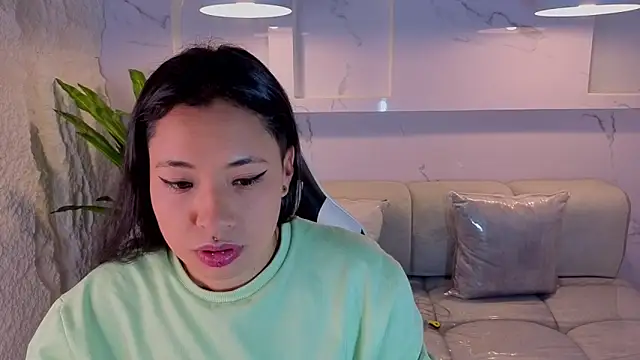 Snapshot of Hollypeyton_Tp chatting on 8, 9, 2025 Hollypeyton Tp online show from 8, 9, 2025