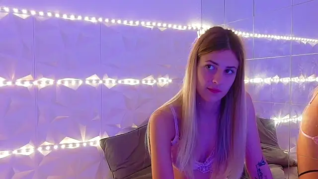 Aishha  online show from 10, 9, 2025