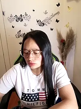 Daliz Leon online show from 5, 10, 2025
