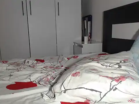 petite danielle online show from 2, 7, 2026