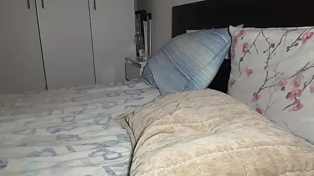 petite danielle online show from 18, 4, 2026