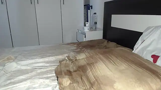 petite danielle online show from 19, 2, 2026