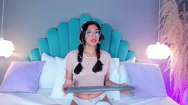 AlassiaHocthner online show from 9, 10, 2025