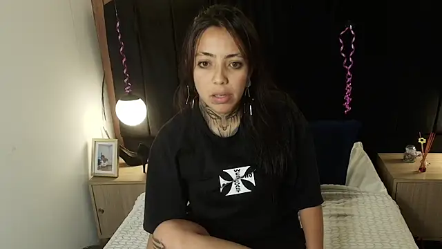 LiaMonroee  online show from 15, 4, 2026