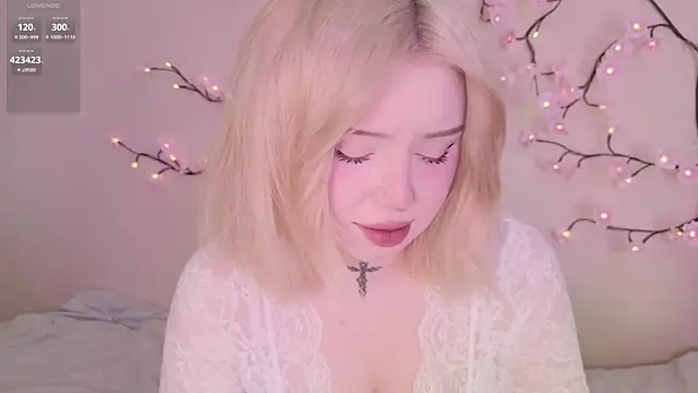 Snapshot of RileyVice chatting on 3, 5, 2026 RileyVice online show from 3, 5, 2026