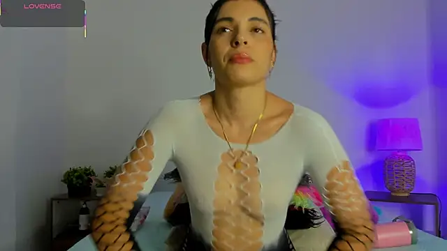 hailey hadid online show from 12, 11, 2025