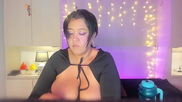 Snapshot of VickyRuiz_ chatting on 13, 5, 2026 VickyRuiz online show from 13, 5, 2026