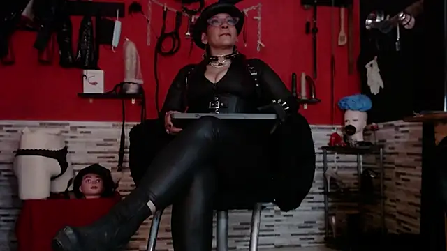 Miss Mirandaa online show from 8, 11, 2025