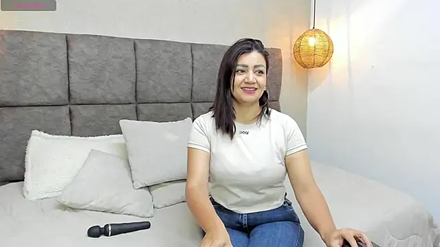 Snapshot of victoria_bourne chatting on 2, 11, 2025 victoria bourne online show from 2, 11, 2025