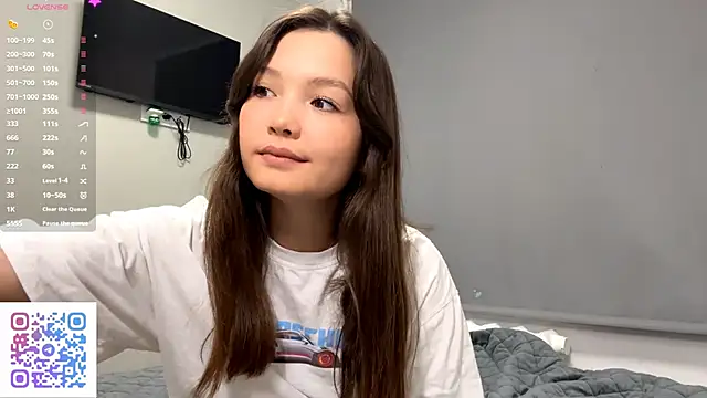 KiraVelvet online show from 4, 10, 2025