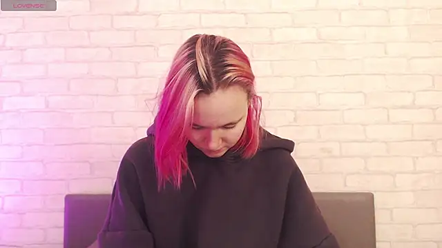 Ericha Stone online show from 7, 11, 2025